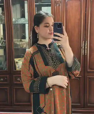 Türkmen fasonlar pombarh fasonlar Fasonlar 2025 fasonlar fason moda modalar Bezen bezen Türkmen fasonlar 2026 Türkmen fasonlar 2025 Türkmen fasonlar 2024 Türkmen fasonlar 2023 turkmenistan türkmenistan turkmen türkmen ashgabat  asgabat aşgabat balkan mary lebap dashoguz dasoguz daşoguz pombarh ponbarhat gulyupek gülýüpek stapel ştapel Gralan Çüýdeşen Abaýa Gadymy Krep Gurultaý 	Keteni Ýüpek Şifon Gipýur Lyon Welwet Atlas Kaşemir Streýç Suzana Ştapel Gülýüpek Pombarh Ýupka Gursakça Aksesuarlar Palto Penjek Okuw eşik Fata Sport eşik Uniforma Nakidka Öýme Şarf kompýuter ýaka ýaglyk Arenda köýnek 2nji el köýnek Taýyn köýnek Matalar Milli lybas milli lybaslar Toý köýnek Toý köýnekler toy koynek toy koynekler gundelik koynekler Gündelik	 
 köýnekler fata koynek Modern taze fason Eskiz koynektm turkmenkoynek türkmenkoynek fason moda moda fasonlar Iş eşik el iş	sada	ýakaly ýakasyz	keşdeli biserli	ýeňli giň nagyşly ýüregi açyk stoýka ýaka ýanly kombinasiýa 	zerli üsti aşak guşakly seçekli gysga ýeňli Ştapel Gündelik sada, ýakaly, ýüregi açyk  Mämişi