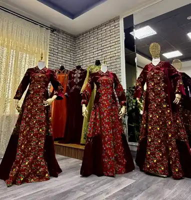 Türkmen fasonlar pombarh fasonlar Fasonlar 2025 fasonlar fason moda modalar Bezen bezen Türkmen fasonlar 2026 Türkmen fasonlar 2025 Türkmen fasonlar 2024 Türkmen fasonlar 2023 turkmenistan türkmenistan turkmen türkmen ashgabat  asgabat aşgabat balkan mary lebap dashoguz dasoguz daşoguz pombarh ponbarhat gulyupek gülýüpek stapel ştapel Gralan Çüýdeşen Abaýa Gadymy Krep Gurultaý 	Keteni Ýüpek Şifon Gipýur Lyon Welwet Atlas Kaşemir Streýç Suzana Ştapel Gülýüpek Pombarh Ýupka Gursakça Aksesuarlar Palto Penjek Okuw eşik Fata Sport eşik Uniforma Nakidka Öýme Şarf kompýuter ýaka ýaglyk Arenda köýnek 2nji el köýnek Taýyn köýnek Matalar Milli lybas milli lybaslar Toý köýnek Toý köýnekler toy koynek toy koynekler gundelik koynekler Gündelik	 
 köýnekler fata koynek Modern taze fason Eskiz koynektm turkmenkoynek türkmenkoynek fason moda moda fasonlar Iş eşik el iş	sada	ýakaly ýakasyz	keşdeli biserli	ýeňli giň nagyşly ýüregi açyk stoýka ýaka ýanly kombinasiýa 	zerli üsti aşak guşakly seçekli gysga ýeňli Panbarhat (Pombarh) Toý köýnek el iş, ýakasyz, ýeňli 17-25, 26-35 Goýy-gyzyl, Gyzyl guyz