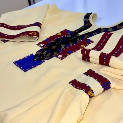 Türkmen fasonlar pombarh fasonlar Fasonlar 2025 fasonlar fason moda modalar Bezen bezen Türkmen fasonlar 2026 Türkmen fasonlar 2025 Türkmen fasonlar 2024 Türkmen fasonlar 2023 turkmenistan türkmenistan turkmen türkmen ashgabat  asgabat aşgabat balkan mary lebap dashoguz dasoguz daşoguz pombarh ponbarhat gulyupek gülýüpek stapel ştapel Gralan Çüýdeşen Abaýa Gadymy Krep Gurultaý 	Keteni Ýüpek Şifon Gipýur Lyon Welwet Atlas Kaşemir Streýç Suzana Ştapel Gülýüpek Pombarh Ýupka Gursakça Aksesuarlar Palto Penjek Okuw eşik Fata Sport eşik Uniforma Nakidka Öýme Şarf kompýuter ýaka ýaglyk Arenda köýnek 2nji el köýnek Taýyn köýnek Matalar Milli lybas milli lybaslar Toý köýnek Toý köýnekler toy koynek toy koynekler gundelik koynekler Gündelik	 
 köýnekler fata koynek Modern taze fason Eskiz koynektm turkmenkoynek türkmenkoynek fason moda moda fasonlar Iş eşik el iş	sada	ýakaly ýakasyz	keşdeli biserli	ýeňli giň nagyşly ýüregi açyk stoýka ýaka ýanly kombinasiýa 	zerli üsti aşak guşakly seçekli gysga ýeňli Lyon Gündelik el iş, sada  Sary