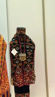 Türkmen fasonlar pombarh fasonlar Fasonlar 2025 fasonlar fason moda modalar Bezen bezen Türkmen fasonlar 2026 Türkmen fasonlar 2025 Türkmen fasonlar 2024 Türkmen fasonlar 2023 turkmenistan türkmenistan turkmen türkmen ashgabat  asgabat aşgabat balkan mary lebap dashoguz dasoguz daşoguz pombarh ponbarhat gulyupek gülýüpek stapel ştapel Gralan Çüýdeşen Abaýa Gadymy Krep Gurultaý 	Keteni Ýüpek Şifon Gipýur Lyon Welwet Atlas Kaşemir Streýç Suzana Ştapel Gülýüpek Pombarh Ýupka Gursakça Aksesuarlar Palto Penjek Okuw eşik Fata Sport eşik Uniforma Nakidka Öýme Şarf kompýuter ýaka ýaglyk Arenda köýnek 2nji el köýnek Taýyn köýnek Matalar Milli lybas milli lybaslar Toý köýnek Toý köýnekler toy koynek toy koynekler gundelik koynekler Gündelik	 
 köýnekler fata koynek Modern taze fason Eskiz koynektm turkmenkoynek türkmenkoynek fason moda moda fasonlar Iş eşik el iş	sada	ýakaly ýakasyz	keşdeli biserli	ýeňli giň nagyşly ýüregi açyk stoýka ýaka ýanly kombinasiýa 	zerli üsti aşak guşakly seçekli gysga ýeňli Keteni, Gadymy Milli lybas TürkmenTextile Expo 2025 17-25, 26-35 Gara, Goýy-gök, Sary yaz, guyz, gysh