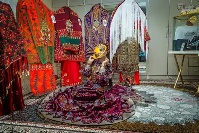 Türkmen fasonlar pombarh fasonlar Fasonlar 2025 fasonlar fason moda modalar Bezen bezen Türkmen fasonlar 2026 Türkmen fasonlar 2025 Türkmen fasonlar 2024 Türkmen fasonlar 2023 turkmenistan türkmenistan turkmen türkmen ashgabat  asgabat aşgabat balkan mary lebap dashoguz dasoguz daşoguz pombarh ponbarhat gulyupek gülýüpek stapel ştapel Gralan Çüýdeşen Abaýa Gadymy Krep Gurultaý 	Keteni Ýüpek Şifon Gipýur Lyon Welwet Atlas Kaşemir Streýç Suzana Ştapel Gülýüpek Pombarh Ýupka Gursakça Aksesuarlar Palto Penjek Okuw eşik Fata Sport eşik Uniforma Nakidka Öýme Şarf kompýuter ýaka ýaglyk Arenda köýnek 2nji el köýnek Taýyn köýnek Matalar Milli lybas milli lybaslar Toý köýnek Toý köýnekler toy koynek toy koynekler gundelik koynekler Gündelik	 
 köýnekler fata koynek Modern taze fason Eskiz koynektm turkmenkoynek türkmenkoynek fason moda moda fasonlar Iş eşik el iş	sada	ýakaly ýakasyz	keşdeli biserli	ýeňli giň nagyşly ýüregi açyk stoýka ýaka ýanly kombinasiýa 	zerli üsti aşak guşakly seçekli gysga ýeňli Panbarhat (Pombarh) Toý köýnek el iş, keşdeli, ýakasyz, biserli, ýeňli, giň, nagyşly 17-25, 26-35 Goýy-gyzyl  2nji el