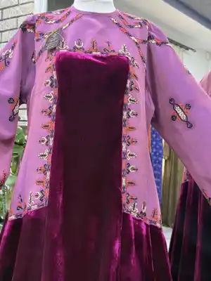 Türkmen fasonlar pombarh fasonlar Fasonlar 2025 fasonlar fason moda modalar Bezen bezen Türkmen fasonlar 2026 Türkmen fasonlar 2025 Türkmen fasonlar 2024 Türkmen fasonlar 2023 turkmenistan türkmenistan turkmen türkmen ashgabat  asgabat aşgabat balkan mary lebap dashoguz dasoguz daşoguz pombarh ponbarhat gulyupek gülýüpek stapel ştapel Gralan Çüýdeşen Abaýa Gadymy Krep Gurultaý 	Keteni Ýüpek Şifon Gipýur Lyon Welwet Atlas Kaşemir Streýç Suzana Ştapel Gülýüpek Pombarh Ýupka Gursakça Aksesuarlar Palto Penjek Okuw eşik Fata Sport eşik Uniforma Nakidka Öýme Şarf kompýuter ýaka ýaglyk Arenda köýnek 2nji el köýnek Taýyn köýnek Matalar Milli lybas milli lybaslar Toý köýnek Toý köýnekler toy koynek toy koynekler gundelik koynekler Gündelik	 
 köýnekler fata koynek Modern taze fason Eskiz koynektm turkmenkoynek türkmenkoynek fason moda moda fasonlar Iş eşik el iş	sada	ýakaly ýakasyz	keşdeli biserli	ýeňli giň nagyşly ýüregi açyk stoýka ýaka ýanly kombinasiýa 	zerli üsti aşak guşakly seçekli gysga ýeňli Keteni, Atlas Toý köýnek el iş, keşdeli, ýakasyz, ýeňli, nagyşly 26-35, 35+ Gülgüne