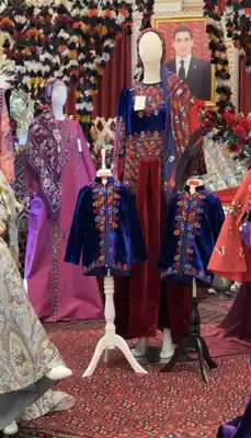 Türkmen fasonlar pombarh fasonlar Fasonlar 2025 fasonlar fason moda modalar Bezen bezen Türkmen fasonlar 2026 Türkmen fasonlar 2025 Türkmen fasonlar 2024 Türkmen fasonlar 2023 turkmenistan türkmenistan turkmen türkmen ashgabat  asgabat aşgabat balkan mary lebap dashoguz dasoguz daşoguz pombarh ponbarhat gulyupek gülýüpek stapel ştapel Gralan Çüýdeşen Abaýa Gadymy Krep Gurultaý 	Keteni Ýüpek Şifon Gipýur Lyon Welwet Atlas Kaşemir Streýç Suzana Ştapel Gülýüpek Pombarh Ýupka Gursakça Aksesuarlar Palto Penjek Okuw eşik Fata Sport eşik Uniforma Nakidka Öýme Şarf kompýuter ýaka ýaglyk Arenda köýnek 2nji el köýnek Taýyn köýnek Matalar Milli lybas milli lybaslar Toý köýnek Toý köýnekler toy koynek toy koynekler gundelik koynekler Gündelik	 
 köýnekler fata koynek Modern taze fason Eskiz koynektm turkmenkoynek türkmenkoynek fason moda moda fasonlar Iş eşik el iş	sada	ýakaly ýakasyz	keşdeli biserli	ýeňli giň nagyşly ýüregi açyk stoýka ýaka ýanly kombinasiýa 	zerli üsti aşak guşakly seçekli gysga ýeňli Panbarhat (Pombarh), Keteni, Şantu Toý köýnek TürkmenTextile Expo 2025 12-16, 26-35, 35+ Gülgüne, Goýy-gök yaz, guyz, gysh