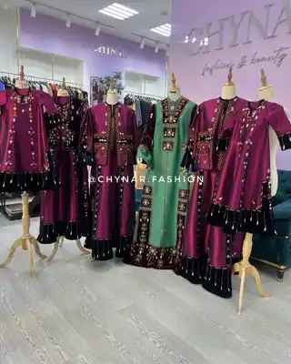 Türkmen fasonlar pombarh fasonlar Fasonlar 2025 fasonlar fason moda modalar Bezen bezen Türkmen fasonlar 2026 Türkmen fasonlar 2025 Türkmen fasonlar 2024 Türkmen fasonlar 2023 turkmenistan türkmenistan turkmen türkmen ashgabat  asgabat aşgabat balkan mary lebap dashoguz dasoguz daşoguz pombarh ponbarhat gulyupek gülýüpek stapel ştapel Gralan Çüýdeşen Abaýa Gadymy Krep Gurultaý 	Keteni Ýüpek Şifon Gipýur Lyon Welwet Atlas Kaşemir Streýç Suzana Ştapel Gülýüpek Pombarh Ýupka Gursakça Aksesuarlar Palto Penjek Okuw eşik Fata Sport eşik Uniforma Nakidka Öýme Şarf kompýuter ýaka ýaglyk Arenda köýnek 2nji el köýnek Taýyn köýnek Matalar Milli lybas milli lybaslar Toý köýnek Toý köýnekler toy koynek toy koynekler gundelik koynekler Gündelik	 
 köýnekler fata koynek Modern taze fason Eskiz koynektm turkmenkoynek türkmenkoynek fason moda moda fasonlar Iş eşik el iş	sada	ýakaly ýakasyz	keşdeli biserli	ýeňli giň nagyşly ýüregi açyk stoýka ýaka ýanly kombinasiýa 	zerli üsti aşak guşakly seçekli gysga ýeňli Toý köýnek   Ýaşyl, Gyzyl