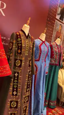 Türkmen fasonlar pombarh fasonlar Fasonlar 2025 fasonlar fason moda modalar Bezen bezen Türkmen fasonlar 2026 Türkmen fasonlar 2025 Türkmen fasonlar 2024 Türkmen fasonlar 2023 turkmenistan türkmenistan turkmen türkmen ashgabat  asgabat aşgabat balkan mary lebap dashoguz dasoguz daşoguz pombarh ponbarhat gulyupek gülýüpek stapel ştapel Gralan Çüýdeşen Abaýa Gadymy Krep Gurultaý 	Keteni Ýüpek Şifon Gipýur Lyon Welwet Atlas Kaşemir Streýç Suzana Ştapel Gülýüpek Pombarh Ýupka Gursakça Aksesuarlar Palto Penjek Okuw eşik Fata Sport eşik Uniforma Nakidka Öýme Şarf kompýuter ýaka ýaglyk Arenda köýnek 2nji el köýnek Taýyn köýnek Matalar Milli lybas milli lybaslar Toý köýnek Toý köýnekler toy koynek toy koynekler gundelik koynekler Gündelik	 
 köýnekler fata koynek Modern taze fason Eskiz koynektm turkmenkoynek türkmenkoynek fason moda moda fasonlar Iş eşik el iş	sada	ýakaly ýakasyz	keşdeli biserli	ýeňli giň nagyşly ýüregi açyk stoýka ýaka ýanly kombinasiýa 	zerli üsti aşak guşakly seçekli gysga ýeňli Keteni, Şantu Toý köýnek TürkmenTextile Expo 2025 26-35 Haki, Benewşe, Goňur yaz, guyz