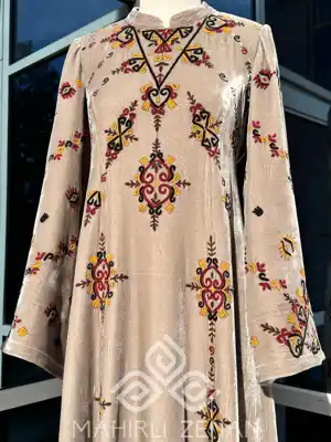 Türkmen fasonlar pombarh fasonlar Fasonlar 2025 fasonlar fason moda modalar Bezen bezen Türkmen fasonlar 2026 Türkmen fasonlar 2025 Türkmen fasonlar 2024 Türkmen fasonlar 2023 turkmenistan türkmenistan turkmen türkmen ashgabat  asgabat aşgabat balkan mary lebap dashoguz dasoguz daşoguz pombarh ponbarhat gulyupek gülýüpek stapel ştapel Gralan Çüýdeşen Abaýa Gadymy Krep Gurultaý 	Keteni Ýüpek Şifon Gipýur Lyon Welwet Atlas Kaşemir Streýç Suzana Ştapel Gülýüpek Pombarh Ýupka Gursakça Aksesuarlar Palto Penjek Okuw eşik Fata Sport eşik Uniforma Nakidka Öýme Şarf kompýuter ýaka ýaglyk Arenda köýnek 2nji el köýnek Taýyn köýnek Matalar Milli lybas milli lybaslar Toý köýnek Toý köýnekler toy koynek toy koynekler gundelik koynekler Gündelik	 
 köýnekler fata koynek Modern taze fason Eskiz koynektm turkmenkoynek türkmenkoynek fason moda moda fasonlar Iş eşik el iş	sada	ýakaly ýakasyz	keşdeli biserli	ýeňli giň nagyşly ýüregi açyk stoýka ýaka ýanly kombinasiýa 	zerli üsti aşak guşakly seçekli gysga ýeňli Panbarhat (Pombarh) Toý köýnek el iş, sada  Gara, Bežewyý, Gyzyl, Sary