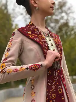 Türkmen fasonlar pombarh fasonlar Fasonlar 2025 fasonlar fason moda modalar Bezen bezen Türkmen fasonlar 2026 Türkmen fasonlar 2025 Türkmen fasonlar 2024 Türkmen fasonlar 2023 turkmenistan türkmenistan turkmen türkmen ashgabat  asgabat aşgabat balkan mary lebap dashoguz dasoguz daşoguz pombarh ponbarhat gulyupek gülýüpek stapel ştapel Gralan Çüýdeşen Abaýa Gadymy Krep Gurultaý 	Keteni Ýüpek Şifon Gipýur Lyon Welwet Atlas Kaşemir Streýç Suzana Ştapel Gülýüpek Pombarh Ýupka Gursakça Aksesuarlar Palto Penjek Okuw eşik Fata Sport eşik Uniforma Nakidka Öýme Şarf kompýuter ýaka ýaglyk Arenda köýnek 2nji el köýnek Taýyn köýnek Matalar Milli lybas milli lybaslar Toý köýnek Toý köýnekler toy koynek toy koynekler gundelik koynekler Gündelik	 
 köýnekler fata koynek Modern taze fason Eskiz koynektm turkmenkoynek türkmenkoynek fason moda moda fasonlar Iş eşik el iş	sada	ýakaly ýakasyz	keşdeli biserli	ýeňli giň nagyşly ýüregi açyk stoýka ýaka ýanly kombinasiýa 	zerli üsti aşak guşakly seçekli gysga ýeňli Modern keşdeli, nagyşly  Bežewyý, Goýy-gyzyl, Pudra, Sary