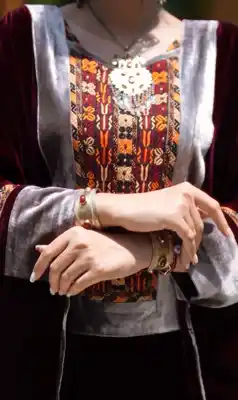 Türkmen fasonlar pombarh fasonlar Fasonlar 2025 fasonlar fason moda modalar Bezen bezen Türkmen fasonlar 2026 Türkmen fasonlar 2025 Türkmen fasonlar 2024 Türkmen fasonlar 2023 turkmenistan türkmenistan turkmen türkmen ashgabat  asgabat aşgabat balkan mary lebap dashoguz dasoguz daşoguz pombarh ponbarhat gulyupek gülýüpek stapel ştapel Gralan Çüýdeşen Abaýa Gadymy Krep Gurultaý 	Keteni Ýüpek Şifon Gipýur Lyon Welwet Atlas Kaşemir Streýç Suzana Ştapel Gülýüpek Pombarh Ýupka Gursakça Aksesuarlar Palto Penjek Okuw eşik Fata Sport eşik Uniforma Nakidka Öýme Şarf kompýuter ýaka ýaglyk Arenda köýnek 2nji el köýnek Taýyn köýnek Matalar Milli lybas milli lybaslar Toý köýnek Toý köýnekler toy koynek toy koynekler gundelik koynekler Gündelik	 
 köýnekler fata koynek Modern taze fason Eskiz koynektm turkmenkoynek türkmenkoynek fason moda moda fasonlar Iş eşik el iş	sada	ýakaly ýakasyz	keşdeli biserli	ýeňli giň nagyşly ýüregi açyk stoýka ýaka ýanly kombinasiýa 	zerli üsti aşak guşakly seçekli gysga ýeňli Panbarhat (Pombarh) Toý köýnek ýakaly, ýeňli, giň 17-25, 26-35 Goýy-gyzyl yaz, guyz, gysh