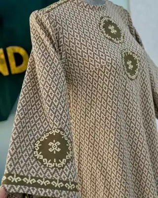 Türkmen fasonlar pombarh fasonlar Fasonlar 2025 fasonlar fason moda modalar Bezen bezen Türkmen fasonlar 2026 Türkmen fasonlar 2025 Türkmen fasonlar 2024 Türkmen fasonlar 2023 turkmenistan türkmenistan turkmen türkmen ashgabat  asgabat aşgabat balkan mary lebap dashoguz dasoguz daşoguz pombarh ponbarhat gulyupek gülýüpek stapel ştapel Gralan Çüýdeşen Abaýa Gadymy Krep Gurultaý 	Keteni Ýüpek Şifon Gipýur Lyon Welwet Atlas Kaşemir Streýç Suzana Ştapel Gülýüpek Pombarh Ýupka Gursakça Aksesuarlar Palto Penjek Okuw eşik Fata Sport eşik Uniforma Nakidka Öýme Şarf kompýuter ýaka ýaglyk Arenda köýnek 2nji el köýnek Taýyn köýnek Matalar Milli lybas milli lybaslar Toý köýnek Toý köýnekler toy koynek toy koynekler gundelik koynekler Gündelik	 
 köýnekler fata koynek Modern taze fason Eskiz koynektm turkmenkoynek türkmenkoynek fason moda moda fasonlar Iş eşik el iş	sada	ýakaly ýakasyz	keşdeli biserli	ýeňli giň nagyşly ýüregi açyk stoýka ýaka ýanly kombinasiýa 	zerli üsti aşak guşakly seçekli gysga ýeňli Lyon Gündelik el iş, ýakasyz, ýeňli, giň, nagyşly 17-25, 26-35 Bežewyý yaz, guyz Taýyn köýnek