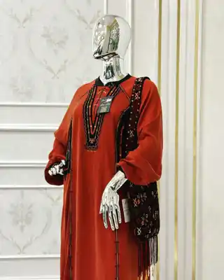 Türkmen fasonlar pombarh fasonlar Fasonlar 2025 fasonlar fason moda modalar Bezen bezen Türkmen fasonlar 2026 Türkmen fasonlar 2025 Türkmen fasonlar 2024 Türkmen fasonlar 2023 turkmenistan türkmenistan turkmen türkmen ashgabat  asgabat aşgabat balkan mary lebap dashoguz dasoguz daşoguz pombarh ponbarhat gulyupek gülýüpek stapel ştapel Gralan Çüýdeşen Abaýa Gadymy Krep Gurultaý 	Keteni Ýüpek Şifon Gipýur Lyon Welwet Atlas Kaşemir Streýç Suzana Ştapel Gülýüpek Pombarh Ýupka Gursakça Aksesuarlar Palto Penjek Okuw eşik Fata Sport eşik Uniforma Nakidka Öýme Şarf kompýuter ýaka ýaglyk Arenda köýnek 2nji el köýnek Taýyn köýnek Matalar Milli lybas milli lybaslar Toý köýnek Toý köýnekler toy koynek toy koynekler gundelik koynekler Gündelik	 
 köýnekler fata koynek Modern taze fason Eskiz koynektm turkmenkoynek türkmenkoynek fason moda moda fasonlar Iş eşik el iş	sada	ýakaly ýakasyz	keşdeli biserli	ýeňli giň nagyşly ýüregi açyk stoýka ýaka ýanly kombinasiýa 	zerli üsti aşak guşakly seçekli gysga ýeňli Gülýüpek Toý köýnek, Gündelik el iş, ýakaly  Gara, Goýy-gyzyl