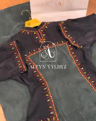 Türkmen fasonlar pombarh fasonlar Fasonlar 2025 fasonlar fason moda modalar Bezen bezen Türkmen fasonlar 2026 Türkmen fasonlar 2025 Türkmen fasonlar 2024 Türkmen fasonlar 2023 turkmenistan türkmenistan turkmen türkmen ashgabat  asgabat aşgabat balkan mary lebap dashoguz dasoguz daşoguz pombarh ponbarhat gulyupek gülýüpek stapel ştapel Gralan Çüýdeşen Abaýa Gadymy Krep Gurultaý 	Keteni Ýüpek Şifon Gipýur Lyon Welwet Atlas Kaşemir Streýç Suzana Ştapel Gülýüpek Pombarh Ýupka Gursakça Aksesuarlar Palto Penjek Okuw eşik Fata Sport eşik Uniforma Nakidka Öýme Şarf kompýuter ýaka ýaglyk Arenda köýnek 2nji el köýnek Taýyn köýnek Matalar Milli lybas milli lybaslar Toý köýnek Toý köýnekler toy koynek toy koynekler gundelik koynekler Gündelik	 
 köýnekler fata koynek Modern taze fason Eskiz koynektm turkmenkoynek türkmenkoynek fason moda moda fasonlar Iş eşik el iş	sada	ýakaly ýakasyz	keşdeli biserli	ýeňli giň nagyşly ýüregi açyk stoýka ýaka ýanly kombinasiýa 	zerli üsti aşak guşakly seçekli gysga ýeňli Ýüpek, Gülýüpek Gündelik, Iş eşik ýakaly, ýeňli, giň, nagyşly 26-35 Gara, Goýy-çal yaz, tomus, guyz