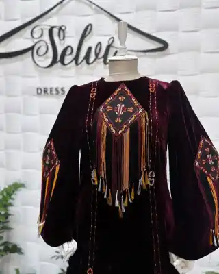 Türkmen fasonlar pombarh fasonlar Fasonlar 2025 fasonlar fason moda modalar Bezen bezen Türkmen fasonlar 2026 Türkmen fasonlar 2025 Türkmen fasonlar 2024 Türkmen fasonlar 2023 turkmenistan türkmenistan turkmen türkmen ashgabat  asgabat aşgabat balkan mary lebap dashoguz dasoguz daşoguz pombarh ponbarhat gulyupek gülýüpek stapel ştapel Gralan Çüýdeşen Abaýa Gadymy Krep Gurultaý 	Keteni Ýüpek Şifon Gipýur Lyon Welwet Atlas Kaşemir Streýç Suzana Ştapel Gülýüpek Pombarh Ýupka Gursakça Aksesuarlar Palto Penjek Okuw eşik Fata Sport eşik Uniforma Nakidka Öýme Şarf kompýuter ýaka ýaglyk Arenda köýnek 2nji el köýnek Taýyn köýnek Matalar Milli lybas milli lybaslar Toý köýnek Toý köýnekler toy koynek toy koynekler gundelik koynekler Gündelik	 
 köýnekler fata koynek Modern taze fason Eskiz koynektm turkmenkoynek türkmenkoynek fason moda moda fasonlar Iş eşik el iş	sada	ýakaly ýakasyz	keşdeli biserli	ýeňli giň nagyşly ýüregi açyk stoýka ýaka ýanly kombinasiýa 	zerli üsti aşak guşakly seçekli gysga ýeňli Panbarhat (Pombarh) Toý köýnek ýakaly, seçekli  Goýy-gyzyl