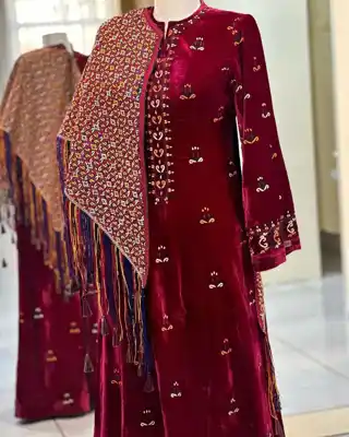 Türkmen fasonlar pombarh fasonlar Fasonlar 2025 fasonlar fason moda modalar Bezen bezen Türkmen fasonlar 2026 Türkmen fasonlar 2025 Türkmen fasonlar 2024 Türkmen fasonlar 2023 turkmenistan türkmenistan turkmen türkmen ashgabat  asgabat aşgabat balkan mary lebap dashoguz dasoguz daşoguz pombarh ponbarhat gulyupek gülýüpek stapel ştapel Gralan Çüýdeşen Abaýa Gadymy Krep Gurultaý 	Keteni Ýüpek Şifon Gipýur Lyon Welwet Atlas Kaşemir Streýç Suzana Ştapel Gülýüpek Pombarh Ýupka Gursakça Aksesuarlar Palto Penjek Okuw eşik Fata Sport eşik Uniforma Nakidka Öýme Şarf kompýuter ýaka ýaglyk Arenda köýnek 2nji el köýnek Taýyn köýnek Matalar Milli lybas milli lybaslar Toý köýnek Toý köýnekler toy koynek toy koynekler gundelik koynekler Gündelik	 
 köýnekler fata koynek Modern taze fason Eskiz koynektm turkmenkoynek türkmenkoynek fason moda moda fasonlar Iş eşik el iş	sada	ýakaly ýakasyz	keşdeli biserli	ýeňli giň nagyşly ýüregi açyk stoýka ýaka ýanly kombinasiýa 	zerli üsti aşak guşakly seçekli gysga ýeňli Panbarhat (Pombarh) Toý köýnek, Milli lybas el iş  Goýy-gyzyl