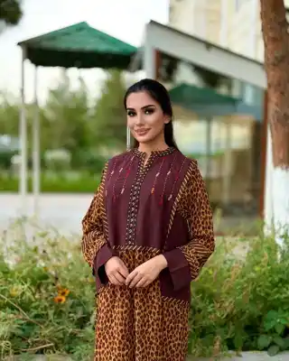 Türkmen fasonlar pombarh fasonlar Fasonlar 2025 fasonlar fason moda modalar Bezen bezen Türkmen fasonlar 2026 Türkmen fasonlar 2025 Türkmen fasonlar 2024 Türkmen fasonlar 2023 turkmenistan türkmenistan turkmen türkmen ashgabat  asgabat aşgabat balkan mary lebap dashoguz dasoguz daşoguz pombarh ponbarhat gulyupek gülýüpek stapel ştapel Gralan Çüýdeşen Abaýa Gadymy Krep Gurultaý 	Keteni Ýüpek Şifon Gipýur Lyon Welwet Atlas Kaşemir Streýç Suzana Ştapel Gülýüpek Pombarh Ýupka Gursakça Aksesuarlar Palto Penjek Okuw eşik Fata Sport eşik Uniforma Nakidka Öýme Şarf kompýuter ýaka ýaglyk Arenda köýnek 2nji el köýnek Taýyn köýnek Matalar Milli lybas milli lybaslar Toý köýnek Toý köýnekler toy koynek toy koynekler gundelik koynekler Gündelik	 
 köýnekler fata koynek Modern taze fason Eskiz koynektm turkmenkoynek türkmenkoynek fason moda moda fasonlar Iş eşik el iş	sada	ýakaly ýakasyz	keşdeli biserli	ýeňli giň nagyşly ýüregi açyk stoýka ýaka ýanly kombinasiýa 	zerli üsti aşak guşakly seçekli gysga ýeňli Ştapel, Ipeker Milli lybas el iş, keşdeli, ýakaly, ýeňli, giň 17-25, 26-35 Goýy-gyzyl, Mämişi yaz, tomus, guyz, gysh