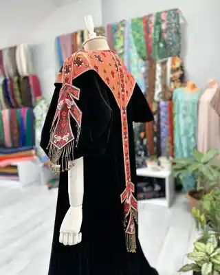 Türkmen fasonlar pombarh fasonlar Fasonlar 2025 fasonlar fason moda modalar Bezen bezen Türkmen fasonlar 2026 Türkmen fasonlar 2025 Türkmen fasonlar 2024 Türkmen fasonlar 2023 turkmenistan türkmenistan turkmen türkmen ashgabat  asgabat aşgabat balkan mary lebap dashoguz dasoguz daşoguz pombarh ponbarhat gulyupek gülýüpek stapel ştapel Gralan Çüýdeşen Abaýa Gadymy Krep Gurultaý 	Keteni Ýüpek Şifon Gipýur Lyon Welwet Atlas Kaşemir Streýç Suzana Ştapel Gülýüpek Pombarh Ýupka Gursakça Aksesuarlar Palto Penjek Okuw eşik Fata Sport eşik Uniforma Nakidka Öýme Şarf kompýuter ýaka ýaglyk Arenda köýnek 2nji el köýnek Taýyn köýnek Matalar Milli lybas milli lybaslar Toý köýnek Toý köýnekler toy koynek toy koynekler gundelik koynekler Gündelik	 
 köýnekler fata koynek Modern taze fason Eskiz koynektm turkmenkoynek türkmenkoynek fason moda moda fasonlar Iş eşik el iş	sada	ýakaly ýakasyz	keşdeli biserli	ýeňli giň nagyşly ýüregi açyk stoýka ýaka ýanly kombinasiýa 	zerli üsti aşak guşakly seçekli gysga ýeňli Toý köýnek el iş  Gara, Mämişi