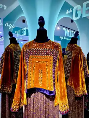 Türkmen fasonlar pombarh fasonlar Fasonlar 2025 fasonlar fason moda modalar Bezen bezen Türkmen fasonlar 2026 Türkmen fasonlar 2025 Türkmen fasonlar 2024 Türkmen fasonlar 2023 turkmenistan türkmenistan turkmen türkmen ashgabat  asgabat aşgabat balkan mary lebap dashoguz dasoguz daşoguz pombarh ponbarhat gulyupek gülýüpek stapel ştapel Gralan Çüýdeşen Abaýa Gadymy Krep Gurultaý 	Keteni Ýüpek Şifon Gipýur Lyon Welwet Atlas Kaşemir Streýç Suzana Ştapel Gülýüpek Pombarh Ýupka Gursakça Aksesuarlar Palto Penjek Okuw eşik Fata Sport eşik Uniforma Nakidka Öýme Şarf kompýuter ýaka ýaglyk Arenda köýnek 2nji el köýnek Taýyn köýnek Matalar Milli lybas milli lybaslar Toý köýnek Toý köýnekler toy koynek toy koynekler gundelik koynekler Gündelik	 
 köýnekler fata koynek Modern taze fason Eskiz koynektm turkmenkoynek türkmenkoynek fason moda moda fasonlar Iş eşik el iş	sada	ýakaly ýakasyz	keşdeli biserli	ýeňli giň nagyşly ýüregi açyk stoýka ýaka ýanly kombinasiýa 	zerli üsti aşak guşakly seçekli gysga ýeňli Gülýüpek, Panbarhat (Pombarh) Gündelik el iş, keşdeli, ýakaly, ýeňli, nagyşly 26-35 Mämişi