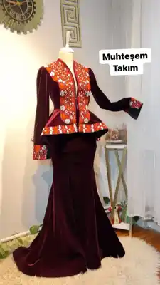 Türkmen fasonlar pombarh fasonlar Fasonlar 2025 fasonlar fason moda modalar Bezen bezen Türkmen fasonlar 2026 Türkmen fasonlar 2025 Türkmen fasonlar 2024 Türkmen fasonlar 2023 turkmenistan türkmenistan turkmen türkmen ashgabat  asgabat aşgabat balkan mary lebap dashoguz dasoguz daşoguz pombarh ponbarhat gulyupek gülýüpek stapel ştapel Gralan Çüýdeşen Abaýa Gadymy Krep Gurultaý 	Keteni Ýüpek Şifon Gipýur Lyon Welwet Atlas Kaşemir Streýç Suzana Ştapel Gülýüpek Pombarh Ýupka Gursakça Aksesuarlar Palto Penjek Okuw eşik Fata Sport eşik Uniforma Nakidka Öýme Şarf kompýuter ýaka ýaglyk Arenda köýnek 2nji el köýnek Taýyn köýnek Matalar Milli lybas milli lybaslar Toý köýnek Toý köýnekler toy koynek toy koynekler gundelik koynekler Gündelik	 
 köýnekler fata koynek Modern taze fason Eskiz koynektm turkmenkoynek türkmenkoynek fason moda moda fasonlar Iş eşik el iş	sada	ýakaly ýakasyz	keşdeli biserli	ýeňli giň nagyşly ýüregi açyk stoýka ýaka ýanly kombinasiýa 	zerli üsti aşak guşakly seçekli gysga ýeňli Toý köýnek el iş  Goýy-gyzyl