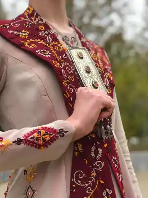 Türkmen fasonlar pombarh fasonlar Fasonlar 2025 fasonlar fason moda modalar Bezen bezen Türkmen fasonlar 2026 Türkmen fasonlar 2025 Türkmen fasonlar 2024 Türkmen fasonlar 2023 turkmenistan türkmenistan turkmen türkmen ashgabat  asgabat aşgabat balkan mary lebap dashoguz dasoguz daşoguz pombarh ponbarhat gulyupek gülýüpek stapel ştapel Gralan Çüýdeşen Abaýa Gadymy Krep Gurultaý 	Keteni Ýüpek Şifon Gipýur Lyon Welwet Atlas Kaşemir Streýç Suzana Ştapel Gülýüpek Pombarh Ýupka Gursakça Aksesuarlar Palto Penjek Okuw eşik Fata Sport eşik Uniforma Nakidka Öýme Şarf kompýuter ýaka ýaglyk Arenda köýnek 2nji el köýnek Taýyn köýnek Matalar Milli lybas milli lybaslar Toý köýnek Toý köýnekler toy koynek toy koynekler gundelik koynekler Gündelik	 
 köýnekler fata koynek Modern taze fason Eskiz koynektm turkmenkoynek türkmenkoynek fason moda moda fasonlar Iş eşik el iş	sada	ýakaly ýakasyz	keşdeli biserli	ýeňli giň nagyşly ýüregi açyk stoýka ýaka ýanly kombinasiýa 	zerli üsti aşak guşakly seçekli gysga ýeňli Modern keşdeli, nagyşly  Bežewyý, Goýy-gyzyl, Pudra, Sary