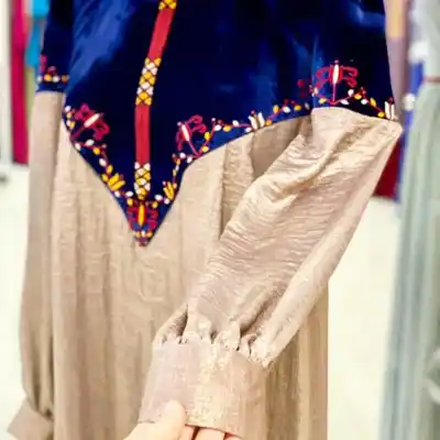 Türkmen fasonlar pombarh fasonlar Fasonlar 2025 fasonlar fason moda modalar Bezen bezen Türkmen fasonlar 2026 Türkmen fasonlar 2025 Türkmen fasonlar 2024 Türkmen fasonlar 2023 turkmenistan türkmenistan turkmen türkmen ashgabat  asgabat aşgabat balkan mary lebap dashoguz dasoguz daşoguz pombarh ponbarhat gulyupek gülýüpek stapel ştapel Gralan Çüýdeşen Abaýa Gadymy Krep Gurultaý 	Keteni Ýüpek Şifon Gipýur Lyon Welwet Atlas Kaşemir Streýç Suzana Ştapel Gülýüpek Pombarh Ýupka Gursakça Aksesuarlar Palto Penjek Okuw eşik Fata Sport eşik Uniforma Nakidka Öýme Şarf kompýuter ýaka ýaglyk Arenda köýnek 2nji el köýnek Taýyn köýnek Matalar Milli lybas milli lybaslar Toý köýnek Toý köýnekler toy koynek toy koynekler gundelik koynekler Gündelik	 
 köýnekler fata koynek Modern taze fason Eskiz koynektm turkmenkoynek türkmenkoynek fason moda moda fasonlar Iş eşik el iş	sada	ýakaly ýakasyz	keşdeli biserli	ýeňli giň nagyşly ýüregi açyk stoýka ýaka ýanly kombinasiýa 	zerli üsti aşak guşakly seçekli gysga ýeňli Lyon, Panbarhat (Pombarh) Toý köýnek, Modern el iş, ýeňli, kombinasiýa