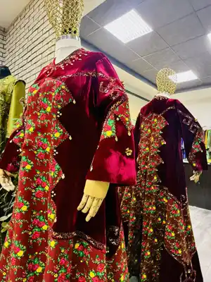 Türkmen fasonlar pombarh fasonlar Fasonlar 2025 fasonlar fason moda modalar Bezen bezen Türkmen fasonlar 2026 Türkmen fasonlar 2025 Türkmen fasonlar 2024 Türkmen fasonlar 2023 turkmenistan türkmenistan turkmen türkmen ashgabat  asgabat aşgabat balkan mary lebap dashoguz dasoguz daşoguz pombarh ponbarhat gulyupek gülýüpek stapel ştapel Gralan Çüýdeşen Abaýa Gadymy Krep Gurultaý 	Keteni Ýüpek Şifon Gipýur Lyon Welwet Atlas Kaşemir Streýç Suzana Ştapel Gülýüpek Pombarh Ýupka Gursakça Aksesuarlar Palto Penjek Okuw eşik Fata Sport eşik Uniforma Nakidka Öýme Şarf kompýuter ýaka ýaglyk Arenda köýnek 2nji el köýnek Taýyn köýnek Matalar Milli lybas milli lybaslar Toý köýnek Toý köýnekler toy koynek toy koynekler gundelik koynekler Gündelik	 
 köýnekler fata koynek Modern taze fason Eskiz koynektm turkmenkoynek türkmenkoynek fason moda moda fasonlar Iş eşik el iş	sada	ýakaly ýakasyz	keşdeli biserli	ýeňli giň nagyşly ýüregi açyk stoýka ýaka ýanly kombinasiýa 	zerli üsti aşak guşakly seçekli gysga ýeňli Panbarhat (Pombarh) Toý köýnek el iş, ýakasyz, ýeňli 17-25, 26-35 Goýy-gyzyl, Gyzyl guyz