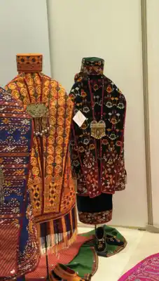 Türkmen fasonlar pombarh fasonlar Fasonlar 2025 fasonlar fason moda modalar Bezen bezen Türkmen fasonlar 2026 Türkmen fasonlar 2025 Türkmen fasonlar 2024 Türkmen fasonlar 2023 turkmenistan türkmenistan turkmen türkmen ashgabat  asgabat aşgabat balkan mary lebap dashoguz dasoguz daşoguz pombarh ponbarhat gulyupek gülýüpek stapel ştapel Gralan Çüýdeşen Abaýa Gadymy Krep Gurultaý 	Keteni Ýüpek Şifon Gipýur Lyon Welwet Atlas Kaşemir Streýç Suzana Ştapel Gülýüpek Pombarh Ýupka Gursakça Aksesuarlar Palto Penjek Okuw eşik Fata Sport eşik Uniforma Nakidka Öýme Şarf kompýuter ýaka ýaglyk Arenda köýnek 2nji el köýnek Taýyn köýnek Matalar Milli lybas milli lybaslar Toý köýnek Toý köýnekler toy koynek toy koynekler gundelik koynekler Gündelik	 
 köýnekler fata koynek Modern taze fason Eskiz koynektm turkmenkoynek türkmenkoynek fason moda moda fasonlar Iş eşik el iş	sada	ýakaly ýakasyz	keşdeli biserli	ýeňli giň nagyşly ýüregi açyk stoýka ýaka ýanly kombinasiýa 	zerli üsti aşak guşakly seçekli gysga ýeňli Keteni, Gadymy Milli lybas TürkmenTextile Expo 2025 17-25, 26-35 Gara, Goýy-gök, Sary yaz, guyz, gysh