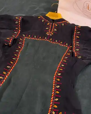 Türkmen fasonlar pombarh fasonlar Fasonlar 2025 fasonlar fason moda modalar Bezen bezen Türkmen fasonlar 2026 Türkmen fasonlar 2025 Türkmen fasonlar 2024 Türkmen fasonlar 2023 turkmenistan türkmenistan turkmen türkmen ashgabat  asgabat aşgabat balkan mary lebap dashoguz dasoguz daşoguz pombarh ponbarhat gulyupek gülýüpek stapel ştapel Gralan Çüýdeşen Abaýa Gadymy Krep Gurultaý 	Keteni Ýüpek Şifon Gipýur Lyon Welwet Atlas Kaşemir Streýç Suzana Ştapel Gülýüpek Pombarh Ýupka Gursakça Aksesuarlar Palto Penjek Okuw eşik Fata Sport eşik Uniforma Nakidka Öýme Şarf kompýuter ýaka ýaglyk Arenda köýnek 2nji el köýnek Taýyn köýnek Matalar Milli lybas milli lybaslar Toý köýnek Toý köýnekler toy koynek toy koynekler gundelik koynekler Gündelik	 
 köýnekler fata koynek Modern taze fason Eskiz koynektm turkmenkoynek türkmenkoynek fason moda moda fasonlar Iş eşik el iş	sada	ýakaly ýakasyz	keşdeli biserli	ýeňli giň nagyşly ýüregi açyk stoýka ýaka ýanly kombinasiýa 	zerli üsti aşak guşakly seçekli gysga ýeňli Ýüpek, Gülýüpek Gündelik, Iş eşik ýakaly, ýeňli, giň, nagyşly 26-35 Gara, Goýy-çal yaz, tomus, guyz