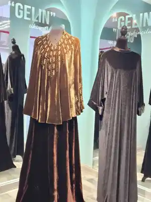 Türkmen fasonlar pombarh fasonlar Fasonlar 2025 fasonlar fason moda modalar Bezen bezen Türkmen fasonlar 2026 Türkmen fasonlar 2025 Türkmen fasonlar 2024 Türkmen fasonlar 2023 turkmenistan türkmenistan turkmen türkmen ashgabat  asgabat aşgabat balkan mary lebap dashoguz dasoguz daşoguz pombarh ponbarhat gulyupek gülýüpek stapel ştapel Gralan Çüýdeşen Abaýa Gadymy Krep Gurultaý 	Keteni Ýüpek Şifon Gipýur Lyon Welwet Atlas Kaşemir Streýç Suzana Ştapel Gülýüpek Pombarh Ýupka Gursakça Aksesuarlar Palto Penjek Okuw eşik Fata Sport eşik Uniforma Nakidka Öýme Şarf kompýuter ýaka ýaglyk Arenda köýnek 2nji el köýnek Taýyn köýnek Matalar Milli lybas milli lybaslar Toý köýnek Toý köýnekler toy koynek toy koynekler gundelik koynekler Gündelik	 
 köýnekler fata koynek Modern taze fason Eskiz koynektm turkmenkoynek türkmenkoynek fason moda moda fasonlar Iş eşik el iş	sada	ýakaly ýakasyz	keşdeli biserli	ýeňli giň nagyşly ýüregi açyk stoýka ýaka ýanly kombinasiýa 	zerli üsti aşak guşakly seçekli gysga ýeňli Suzana, Panbarhat (Pombarh) Toý köýnek el iş 17-25, 26-35, 35+ Sary, Kümüş