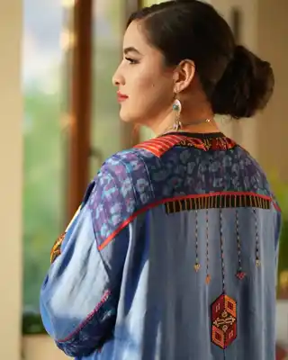 Türkmen fasonlar pombarh fasonlar Fasonlar 2025 fasonlar fason moda modalar Bezen bezen Türkmen fasonlar 2026 Türkmen fasonlar 2025 Türkmen fasonlar 2024 Türkmen fasonlar 2023 turkmenistan türkmenistan turkmen türkmen ashgabat  asgabat aşgabat balkan mary lebap dashoguz dasoguz daşoguz pombarh ponbarhat gulyupek gülýüpek stapel ştapel Gralan Çüýdeşen Abaýa Gadymy Krep Gurultaý 	Keteni Ýüpek Şifon Gipýur Lyon Welwet Atlas Kaşemir Streýç Suzana Ştapel Gülýüpek Pombarh Ýupka Gursakça Aksesuarlar Palto Penjek Okuw eşik Fata Sport eşik Uniforma Nakidka Öýme Şarf kompýuter ýaka ýaglyk Arenda köýnek 2nji el köýnek Taýyn köýnek Matalar Milli lybas milli lybaslar Toý köýnek Toý köýnekler toy koynek toy koynekler gundelik koynekler Gündelik	 
 köýnekler fata koynek Modern taze fason Eskiz koynektm turkmenkoynek türkmenkoynek fason moda moda fasonlar Iş eşik el iş	sada	ýakaly ýakasyz	keşdeli biserli	ýeňli giň nagyşly ýüregi açyk stoýka ýaka ýanly kombinasiýa 	zerli üsti aşak guşakly seçekli gysga ýeňli Gülýüpek, Panbarhat (Pombarh) Toý köýnek el iş, ýakaly  Gök, Goýy-gök