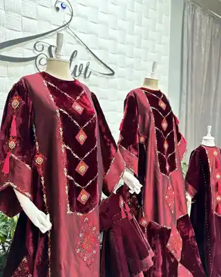Türkmen fasonlar pombarh fasonlar Fasonlar 2025 fasonlar fason moda modalar Bezen bezen Türkmen fasonlar 2026 Türkmen fasonlar 2025 Türkmen fasonlar 2024 Türkmen fasonlar 2023 turkmenistan türkmenistan turkmen türkmen ashgabat  asgabat aşgabat balkan mary lebap dashoguz dasoguz daşoguz pombarh ponbarhat gulyupek gülýüpek stapel ştapel Gralan Çüýdeşen Abaýa Gadymy Krep Gurultaý 	Keteni Ýüpek Şifon Gipýur Lyon Welwet Atlas Kaşemir Streýç Suzana Ştapel Gülýüpek Pombarh Ýupka Gursakça Aksesuarlar Palto Penjek Okuw eşik Fata Sport eşik Uniforma Nakidka Öýme Şarf kompýuter ýaka ýaglyk Arenda köýnek 2nji el köýnek Taýyn köýnek Matalar Milli lybas milli lybaslar Toý köýnek Toý köýnekler toy koynek toy koynekler gundelik koynekler Gündelik	 
 köýnekler fata koynek Modern taze fason Eskiz koynektm turkmenkoynek türkmenkoynek fason moda moda fasonlar Iş eşik el iş	sada	ýakaly ýakasyz	keşdeli biserli	ýeňli giň nagyşly ýüregi açyk stoýka ýaka ýanly kombinasiýa 	zerli üsti aşak guşakly seçekli gysga ýeňli Toý köýnek el iş, sada, nagyşly  Goýy-gyzyl, Sary