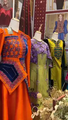 Türkmen fasonlar pombarh fasonlar Fasonlar 2025 fasonlar fason moda modalar Bezen bezen Türkmen fasonlar 2026 Türkmen fasonlar 2025 Türkmen fasonlar 2024 Türkmen fasonlar 2023 turkmenistan türkmenistan turkmen türkmen ashgabat  asgabat aşgabat balkan mary lebap dashoguz dasoguz daşoguz pombarh ponbarhat gulyupek gülýüpek stapel ştapel Gralan Çüýdeşen Abaýa Gadymy Krep Gurultaý 	Keteni Ýüpek Şifon Gipýur Lyon Welwet Atlas Kaşemir Streýç Suzana Ştapel Gülýüpek Pombarh Ýupka Gursakça Aksesuarlar Palto Penjek Okuw eşik Fata Sport eşik Uniforma Nakidka Öýme Şarf kompýuter ýaka ýaglyk Arenda köýnek 2nji el köýnek Taýyn köýnek Matalar Milli lybas milli lybaslar Toý köýnek Toý köýnekler toy koynek toy koynekler gundelik koynekler Gündelik	 
 köýnekler fata koynek Modern taze fason Eskiz koynektm turkmenkoynek türkmenkoynek fason moda moda fasonlar Iş eşik el iş	sada	ýakaly ýakasyz	keşdeli biserli	ýeňli giň nagyşly ýüregi açyk stoýka ýaka ýanly kombinasiýa 	zerli üsti aşak guşakly seçekli gysga ýeňli Keteni, Şantu Toý köýnek TürkmenTextile Expo 2025 26-35 Haki, Ýaşyl, Mämişi yaz, guyz