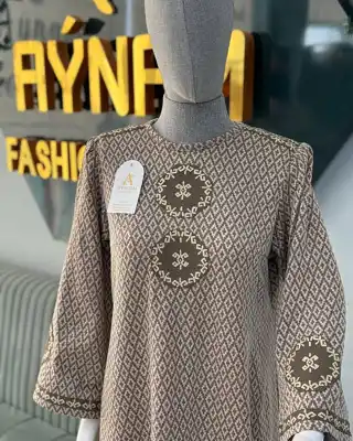 Türkmen fasonlar pombarh fasonlar Fasonlar 2025 fasonlar fason moda modalar Bezen bezen Türkmen fasonlar 2026 Türkmen fasonlar 2025 Türkmen fasonlar 2024 Türkmen fasonlar 2023 turkmenistan türkmenistan turkmen türkmen ashgabat  asgabat aşgabat balkan mary lebap dashoguz dasoguz daşoguz pombarh ponbarhat gulyupek gülýüpek stapel ştapel Gralan Çüýdeşen Abaýa Gadymy Krep Gurultaý 	Keteni Ýüpek Şifon Gipýur Lyon Welwet Atlas Kaşemir Streýç Suzana Ştapel Gülýüpek Pombarh Ýupka Gursakça Aksesuarlar Palto Penjek Okuw eşik Fata Sport eşik Uniforma Nakidka Öýme Şarf kompýuter ýaka ýaglyk Arenda köýnek 2nji el köýnek Taýyn köýnek Matalar Milli lybas milli lybaslar Toý köýnek Toý köýnekler toy koynek toy koynekler gundelik koynekler Gündelik	 
 köýnekler fata koynek Modern taze fason Eskiz koynektm turkmenkoynek türkmenkoynek fason moda moda fasonlar Iş eşik el iş	sada	ýakaly ýakasyz	keşdeli biserli	ýeňli giň nagyşly ýüregi açyk stoýka ýaka ýanly kombinasiýa 	zerli üsti aşak guşakly seçekli gysga ýeňli Lyon Gündelik el iş, ýakasyz, ýeňli, giň, nagyşly 17-25, 26-35 Bežewyý yaz, guyz Taýyn köýnek