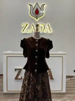 Türkmen fasonlar pombarh fasonlar Fasonlar 2025 fasonlar fason moda modalar Bezen bezen Türkmen fasonlar 2026 Türkmen fasonlar 2025 Türkmen fasonlar 2024 Türkmen fasonlar 2023 turkmenistan türkmenistan turkmen türkmen ashgabat  asgabat aşgabat balkan mary lebap dashoguz dasoguz daşoguz pombarh ponbarhat gulyupek gülýüpek stapel ştapel Gralan Çüýdeşen Abaýa Gadymy Krep Gurultaý 	Keteni Ýüpek Şifon Gipýur Lyon Welwet Atlas Kaşemir Streýç Suzana Ştapel Gülýüpek Pombarh Ýupka Gursakça Aksesuarlar Palto Penjek Okuw eşik Fata Sport eşik Uniforma Nakidka Öýme Şarf kompýuter ýaka ýaglyk Arenda köýnek 2nji el köýnek Taýyn köýnek Matalar Milli lybas milli lybaslar Toý köýnek Toý köýnekler toy koynek toy koynekler gundelik koynekler Gündelik	 
 köýnekler fata koynek Modern taze fason Eskiz koynektm turkmenkoynek türkmenkoynek fason moda moda fasonlar Iş eşik el iş	sada	ýakaly ýakasyz	keşdeli biserli	ýeňli giň nagyşly ýüregi açyk stoýka ýaka ýanly kombinasiýa 	zerli üsti aşak guşakly seçekli gysga ýeňli 