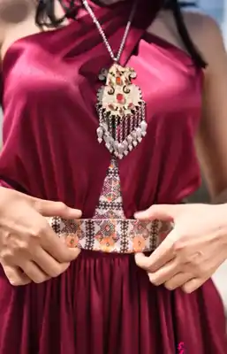 Türkmen fasonlar pombarh fasonlar Fasonlar 2025 fasonlar fason moda modalar Bezen bezen Türkmen fasonlar 2026 Türkmen fasonlar 2025 Türkmen fasonlar 2024 Türkmen fasonlar 2023 turkmenistan türkmenistan turkmen türkmen ashgabat  asgabat aşgabat balkan mary lebap dashoguz dasoguz daşoguz pombarh ponbarhat gulyupek gülýüpek stapel ştapel Gralan Çüýdeşen Abaýa Gadymy Krep Gurultaý 	Keteni Ýüpek Şifon Gipýur Lyon Welwet Atlas Kaşemir Streýç Suzana Ştapel Gülýüpek Pombarh Ýupka Gursakça Aksesuarlar Palto Penjek Okuw eşik Fata Sport eşik Uniforma Nakidka Öýme Şarf kompýuter ýaka ýaglyk Arenda köýnek 2nji el köýnek Taýyn köýnek Matalar Milli lybas milli lybaslar Toý köýnek Toý köýnekler toy koynek toy koynekler gundelik koynekler Gündelik	 
 köýnekler fata koynek Modern taze fason Eskiz koynektm turkmenkoynek türkmenkoynek fason moda moda fasonlar Iş eşik el iş	sada	ýakaly ýakasyz	keşdeli biserli	ýeňli giň nagyşly ýüregi açyk stoýka ýaka ýanly kombinasiýa 	zerli üsti aşak guşakly seçekli gysga ýeňli Modern ýakasyz, ýüregi açyk, gysga ýeňli, giň, guşakly 17-25, 26-35 Goýy-gyzyl yaz, tomus, guyz