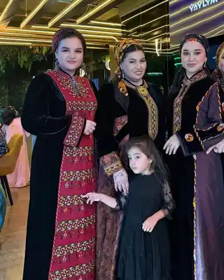 Türkmen fasonlar pombarh fasonlar Fasonlar 2025 fasonlar fason moda modalar Bezen bezen Türkmen fasonlar 2026 Türkmen fasonlar 2025 Türkmen fasonlar 2024 Türkmen fasonlar 2023 turkmenistan türkmenistan turkmen türkmen ashgabat  asgabat aşgabat balkan mary lebap dashoguz dasoguz daşoguz pombarh ponbarhat gulyupek gülýüpek stapel ştapel Gralan Çüýdeşen Abaýa Gadymy Krep Gurultaý 	Keteni Ýüpek Şifon Gipýur Lyon Welwet Atlas Kaşemir Streýç Suzana Ştapel Gülýüpek Pombarh Ýupka Gursakça Aksesuarlar Palto Penjek Okuw eşik Fata Sport eşik Uniforma Nakidka Öýme Şarf kompýuter ýaka ýaglyk Arenda köýnek 2nji el köýnek Taýyn köýnek Matalar Milli lybas milli lybaslar Toý köýnek Toý köýnekler toy koynek toy koynekler gundelik koynekler Gündelik	 
 köýnekler fata koynek Modern taze fason Eskiz koynektm turkmenkoynek türkmenkoynek fason moda moda fasonlar Iş eşik el iş	sada	ýakaly ýakasyz	keşdeli biserli	ýeňli giň nagyşly ýüregi açyk stoýka ýaka ýanly kombinasiýa 	zerli üsti aşak guşakly seçekli gysga ýeňli Panbarhat (Pombarh) Toý köýnek, Milli lybas el iş, keşdeli, sada, ýakaly, biserli, ýanly, ýeňli, giň, nagyşly 26-35, 35+ Gara yaz, guyz