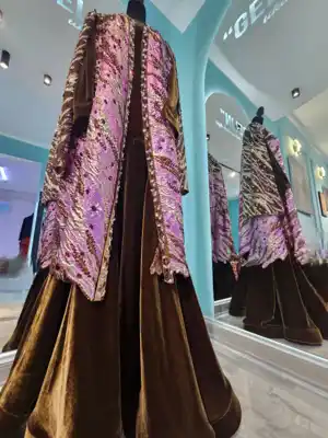 Türkmen fasonlar pombarh fasonlar Fasonlar 2025 fasonlar fason moda modalar Bezen bezen Türkmen fasonlar 2026 Türkmen fasonlar 2025 Türkmen fasonlar 2024 Türkmen fasonlar 2023 turkmenistan türkmenistan turkmen türkmen ashgabat  asgabat aşgabat balkan mary lebap dashoguz dasoguz daşoguz pombarh ponbarhat gulyupek gülýüpek stapel ştapel Gralan Çüýdeşen Abaýa Gadymy Krep Gurultaý 	Keteni Ýüpek Şifon Gipýur Lyon Welwet Atlas Kaşemir Streýç Suzana Ştapel Gülýüpek Pombarh Ýupka Gursakça Aksesuarlar Palto Penjek Okuw eşik Fata Sport eşik Uniforma Nakidka Öýme Şarf kompýuter ýaka ýaglyk Arenda köýnek 2nji el köýnek Taýyn köýnek Matalar Milli lybas milli lybaslar Toý köýnek Toý köýnekler toy koynek toy koynekler gundelik koynekler Gündelik	 
 köýnekler fata koynek Modern taze fason Eskiz koynektm turkmenkoynek türkmenkoynek fason moda moda fasonlar Iş eşik el iş	sada	ýakaly ýakasyz	keşdeli biserli	ýeňli giň nagyşly ýüregi açyk stoýka ýaka ýanly kombinasiýa 	zerli üsti aşak guşakly seçekli gysga ýeňli 