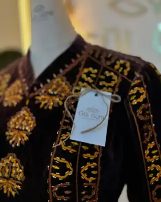 Türkmen fasonlar pombarh fasonlar Fasonlar 2025 fasonlar fason moda modalar Bezen bezen Türkmen fasonlar 2026 Türkmen fasonlar 2025 Türkmen fasonlar 2024 Türkmen fasonlar 2023 turkmenistan türkmenistan turkmen türkmen ashgabat  asgabat aşgabat balkan mary lebap dashoguz dasoguz daşoguz pombarh ponbarhat gulyupek gülýüpek stapel ştapel Gralan Çüýdeşen Abaýa Gadymy Krep Gurultaý 	Keteni Ýüpek Şifon Gipýur Lyon Welwet Atlas Kaşemir Streýç Suzana Ştapel Gülýüpek Pombarh Ýupka Gursakça Aksesuarlar Palto Penjek Okuw eşik Fata Sport eşik Uniforma Nakidka Öýme Şarf kompýuter ýaka ýaglyk Arenda köýnek 2nji el köýnek Taýyn köýnek Matalar Milli lybas milli lybaslar Toý köýnek Toý köýnekler toy koynek toy koynekler gundelik koynekler Gündelik	 
 köýnekler fata koynek Modern taze fason Eskiz koynektm turkmenkoynek türkmenkoynek fason moda moda fasonlar Iş eşik el iş	sada	ýakaly ýakasyz	keşdeli biserli	ýeňli giň nagyşly ýüregi açyk stoýka ýaka ýanly kombinasiýa 	zerli üsti aşak guşakly seçekli gysga ýeňli Panbarhat (Pombarh) Toý köýnek el iş, keşdeli, ýakasyz, ýeňli, nagyşly 17-25, 26-35, 35+ Goýy-gyzyl