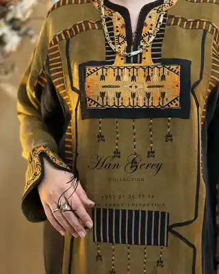 Türkmen fasonlar pombarh fasonlar Fasonlar 2025 fasonlar fason moda modalar Bezen bezen Türkmen fasonlar 2026 Türkmen fasonlar 2025 Türkmen fasonlar 2024 Türkmen fasonlar 2023 turkmenistan türkmenistan turkmen türkmen ashgabat  asgabat aşgabat balkan mary lebap dashoguz dasoguz daşoguz pombarh ponbarhat gulyupek gülýüpek stapel ştapel Gralan Çüýdeşen Abaýa Gadymy Krep Gurultaý 	Keteni Ýüpek Şifon Gipýur Lyon Welwet Atlas Kaşemir Streýç Suzana Ştapel Gülýüpek Pombarh Ýupka Gursakça Aksesuarlar Palto Penjek Okuw eşik Fata Sport eşik Uniforma Nakidka Öýme Şarf kompýuter ýaka ýaglyk Arenda köýnek 2nji el köýnek Taýyn köýnek Matalar Milli lybas milli lybaslar Toý köýnek Toý köýnekler toy koynek toy koynekler gundelik koynekler Gündelik	 
 köýnekler fata koynek Modern taze fason Eskiz koynektm turkmenkoynek türkmenkoynek fason moda moda fasonlar Iş eşik el iş	sada	ýakaly ýakasyz	keşdeli biserli	ýeňli giň nagyşly ýüregi açyk stoýka ýaka ýanly kombinasiýa 	zerli üsti aşak guşakly seçekli gysga ýeňli Gülýüpek Modern, Milli lybas el iş, keşdeli, ýakaly, ýeňli, giň, nagyşly 26-35 Gara, Goňur yaz, tomus, guyz