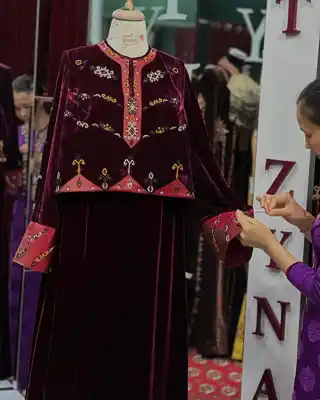Türkmen fasonlar pombarh fasonlar Fasonlar 2025 fasonlar fason moda modalar Bezen bezen Türkmen fasonlar 2026 Türkmen fasonlar 2025 Türkmen fasonlar 2024 Türkmen fasonlar 2023 turkmenistan türkmenistan turkmen türkmen ashgabat  asgabat aşgabat balkan mary lebap dashoguz dasoguz daşoguz pombarh ponbarhat gulyupek gülýüpek stapel ştapel Gralan Çüýdeşen Abaýa Gadymy Krep Gurultaý 	Keteni Ýüpek Şifon Gipýur Lyon Welwet Atlas Kaşemir Streýç Suzana Ştapel Gülýüpek Pombarh Ýupka Gursakça Aksesuarlar Palto Penjek Okuw eşik Fata Sport eşik Uniforma Nakidka Öýme Şarf kompýuter ýaka ýaglyk Arenda köýnek 2nji el köýnek Taýyn köýnek Matalar Milli lybas milli lybaslar Toý köýnek Toý köýnekler toy koynek toy koynekler gundelik koynekler Gündelik	 
 köýnekler fata koynek Modern taze fason Eskiz koynektm turkmenkoynek türkmenkoynek fason moda moda fasonlar Iş eşik el iş	sada	ýakaly ýakasyz	keşdeli biserli	ýeňli giň nagyşly ýüregi açyk stoýka ýaka ýanly kombinasiýa 	zerli üsti aşak guşakly seçekli gysga ýeňli Panbarhat (Pombarh) Toý köýnek el iş, keşdeli, ýakaly, ýeňli, giň, nagyşly 26-35, 35+ #4B2C75 gysh