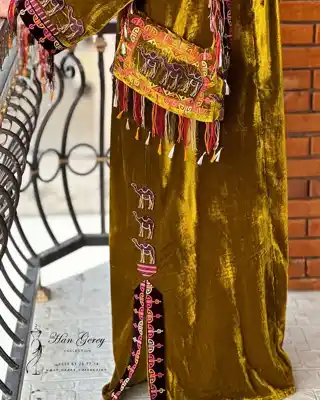 Türkmen fasonlar pombarh fasonlar Fasonlar 2025 fasonlar fason moda modalar Bezen bezen Türkmen fasonlar 2026 Türkmen fasonlar 2025 Türkmen fasonlar 2024 Türkmen fasonlar 2023 turkmenistan türkmenistan turkmen türkmen ashgabat  asgabat aşgabat balkan mary lebap dashoguz dasoguz daşoguz pombarh ponbarhat gulyupek gülýüpek stapel ştapel Gralan Çüýdeşen Abaýa Gadymy Krep Gurultaý 	Keteni Ýüpek Şifon Gipýur Lyon Welwet Atlas Kaşemir Streýç Suzana Ştapel Gülýüpek Pombarh Ýupka Gursakça Aksesuarlar Palto Penjek Okuw eşik Fata Sport eşik Uniforma Nakidka Öýme Şarf kompýuter ýaka ýaglyk Arenda köýnek 2nji el köýnek Taýyn köýnek Matalar Milli lybas milli lybaslar Toý köýnek Toý köýnekler toy koynek toy koynekler gundelik koynekler Gündelik	 
 köýnekler fata koynek Modern taze fason Eskiz koynektm turkmenkoynek türkmenkoynek fason moda moda fasonlar Iş eşik el iş	sada	ýakaly ýakasyz	keşdeli biserli	ýeňli giň nagyşly ýüregi açyk stoýka ýaka ýanly kombinasiýa 	zerli üsti aşak guşakly seçekli gysga ýeňli Panbarhat (Pombarh) Toý köýnek, Modern el iş, keşdeli, ýakaly, ýeňli, giň, nagyşly, seçekli 26-35, 35+ Altyn yaz, gysh