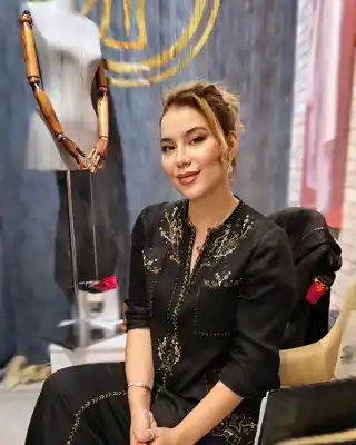 Türkmen fasonlar pombarh fasonlar Fasonlar 2025 fasonlar fason moda modalar Bezen bezen Türkmen fasonlar 2026 Türkmen fasonlar 2025 Türkmen fasonlar 2024 Türkmen fasonlar 2023 turkmenistan türkmenistan turkmen türkmen ashgabat  asgabat aşgabat balkan mary lebap dashoguz dasoguz daşoguz pombarh ponbarhat gulyupek gülýüpek stapel ştapel Gralan Çüýdeşen Abaýa Gadymy Krep Gurultaý 	Keteni Ýüpek Şifon Gipýur Lyon Welwet Atlas Kaşemir Streýç Suzana Ştapel Gülýüpek Pombarh Ýupka Gursakça Aksesuarlar Palto Penjek Okuw eşik Fata Sport eşik Uniforma Nakidka Öýme Şarf kompýuter ýaka ýaglyk Arenda köýnek 2nji el köýnek Taýyn köýnek Matalar Milli lybas milli lybaslar Toý köýnek Toý köýnekler toy koynek toy koynekler gundelik koynekler Gündelik	 
 köýnekler fata koynek Modern taze fason Eskiz koynektm turkmenkoynek türkmenkoynek fason moda moda fasonlar Iş eşik el iş	sada	ýakaly ýakasyz	keşdeli biserli	ýeňli giň nagyşly ýüregi açyk stoýka ýaka ýanly kombinasiýa 	zerli üsti aşak guşakly seçekli gysga ýeňli Ýüpek, Gülýüpek Gündelik, Iş eşik el iş, keşdeli, ýakasyz, gysga ýeňli, giň, nagyşly 26-35 Goňur tomus, guyz