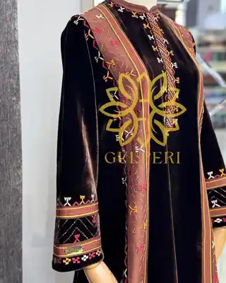 Türkmen fasonlar pombarh fasonlar Fasonlar 2025 fasonlar fason moda modalar Bezen bezen Türkmen fasonlar 2026 Türkmen fasonlar 2025 Türkmen fasonlar 2024 Türkmen fasonlar 2023 turkmenistan türkmenistan turkmen türkmen ashgabat  asgabat aşgabat balkan mary lebap dashoguz dasoguz daşoguz pombarh ponbarhat gulyupek gülýüpek stapel ştapel Gralan Çüýdeşen Abaýa Gadymy Krep Gurultaý 	Keteni Ýüpek Şifon Gipýur Lyon Welwet Atlas Kaşemir Streýç Suzana Ştapel Gülýüpek Pombarh Ýupka Gursakça Aksesuarlar Palto Penjek Okuw eşik Fata Sport eşik Uniforma Nakidka Öýme Şarf kompýuter ýaka ýaglyk Arenda köýnek 2nji el köýnek Taýyn köýnek Matalar Milli lybas milli lybaslar Toý köýnek Toý köýnekler toy koynek toy koynekler gundelik koynekler Gündelik	 
 köýnekler fata koynek Modern taze fason Eskiz koynektm turkmenkoynek türkmenkoynek fason moda moda fasonlar Iş eşik el iş	sada	ýakaly ýakasyz	keşdeli biserli	ýeňli giň nagyşly ýüregi açyk stoýka ýaka ýanly kombinasiýa 	zerli üsti aşak guşakly seçekli gysga ýeňli Panbarhat (Pombarh) Toý köýnek el iş, ýakaly, ýeňli, giň, nagyşly 26-35, 35+ Goýy-goňur yaz, guyz, gysh