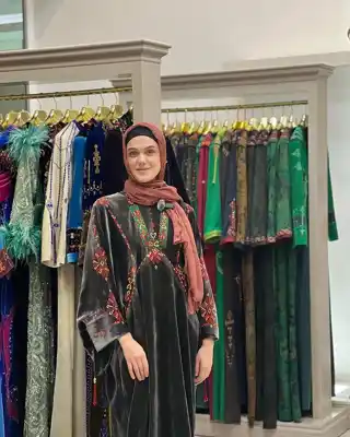 Türkmen fasonlar pombarh fasonlar Fasonlar 2025 fasonlar fason moda modalar Bezen bezen Türkmen fasonlar 2026 Türkmen fasonlar 2025 Türkmen fasonlar 2024 Türkmen fasonlar 2023 turkmenistan türkmenistan turkmen türkmen ashgabat  asgabat aşgabat balkan mary lebap dashoguz dasoguz daşoguz pombarh ponbarhat gulyupek gülýüpek stapel ştapel Gralan Çüýdeşen Abaýa Gadymy Krep Gurultaý 	Keteni Ýüpek Şifon Gipýur Lyon Welwet Atlas Kaşemir Streýç Suzana Ştapel Gülýüpek Pombarh Ýupka Gursakça Aksesuarlar Palto Penjek Okuw eşik Fata Sport eşik Uniforma Nakidka Öýme Şarf kompýuter ýaka ýaglyk Arenda köýnek 2nji el köýnek Taýyn köýnek Matalar Milli lybas milli lybaslar Toý köýnek Toý köýnekler toy koynek toy koynekler gundelik koynekler Gündelik	 
 köýnekler fata koynek Modern taze fason Eskiz koynektm turkmenkoynek türkmenkoynek fason moda moda fasonlar Iş eşik el iş	sada	ýakaly ýakasyz	keşdeli biserli	ýeňli giň nagyşly ýüregi açyk stoýka ýaka ýanly kombinasiýa 	zerli üsti aşak guşakly seçekli gysga ýeňli Panbarhat (Pombarh) Toý köýnek, Milli lybas el iş, keşdeli, ýakaly, ýanly, ýeňli, giň, nagyşly 26-35, 35+ Gara, Goýy-çal gysh