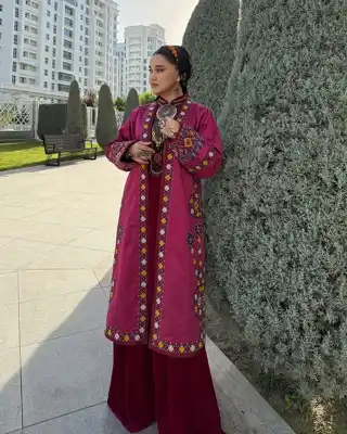 Türkmen fasonlar pombarh fasonlar Fasonlar 2025 fasonlar fason moda modalar Bezen bezen Türkmen fasonlar 2026 Türkmen fasonlar 2025 Türkmen fasonlar 2024 Türkmen fasonlar 2023 turkmenistan türkmenistan turkmen türkmen ashgabat  asgabat aşgabat balkan mary lebap dashoguz dasoguz daşoguz pombarh ponbarhat gulyupek gülýüpek stapel ştapel Gralan Çüýdeşen Abaýa Gadymy Krep Gurultaý 	Keteni Ýüpek Şifon Gipýur Lyon Welwet Atlas Kaşemir Streýç Suzana Ştapel Gülýüpek Pombarh Ýupka Gursakça Aksesuarlar Palto Penjek Okuw eşik Fata Sport eşik Uniforma Nakidka Öýme Şarf kompýuter ýaka ýaglyk Arenda köýnek 2nji el köýnek Taýyn köýnek Matalar Milli lybas milli lybaslar Toý köýnek Toý köýnekler toy koynek toy koynekler gundelik koynekler Gündelik	 
 köýnekler fata koynek Modern taze fason Eskiz koynektm turkmenkoynek türkmenkoynek fason moda moda fasonlar Iş eşik el iş	sada	ýakaly ýakasyz	keşdeli biserli	ýeňli giň nagyşly ýüregi açyk stoýka ýaka ýanly kombinasiýa 	zerli üsti aşak guşakly seçekli gysga ýeňli Panbarhat (Pombarh) Toý köýnek, Milli lybas el iş, keşdeli, ýakaly, ýanly, ýeňli, giň, nagyşly 26-35 Goýy-gyzyl