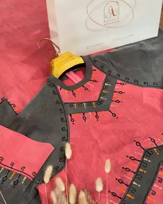 Türkmen fasonlar pombarh fasonlar Fasonlar 2025 fasonlar fason moda modalar Bezen bezen Türkmen fasonlar 2026 Türkmen fasonlar 2025 Türkmen fasonlar 2024 Türkmen fasonlar 2023 turkmenistan türkmenistan turkmen türkmen ashgabat  asgabat aşgabat balkan mary lebap dashoguz dasoguz daşoguz pombarh ponbarhat gulyupek gülýüpek stapel ştapel Gralan Çüýdeşen Abaýa Gadymy Krep Gurultaý 	Keteni Ýüpek Şifon Gipýur Lyon Welwet Atlas Kaşemir Streýç Suzana Ştapel Gülýüpek Pombarh Ýupka Gursakça Aksesuarlar Palto Penjek Okuw eşik Fata Sport eşik Uniforma Nakidka Öýme Şarf kompýuter ýaka ýaglyk Arenda köýnek 2nji el köýnek Taýyn köýnek Matalar Milli lybas milli lybaslar Toý köýnek Toý köýnekler toy koynek toy koynekler gundelik koynekler Gündelik	 
 köýnekler fata koynek Modern taze fason Eskiz koynektm turkmenkoynek türkmenkoynek fason moda moda fasonlar Iş eşik el iş	sada	ýakaly ýakasyz	keşdeli biserli	ýeňli giň nagyşly ýüregi açyk stoýka ýaka ýanly kombinasiýa 	zerli üsti aşak guşakly seçekli gysga ýeňli Gülýüpek Gündelik el iş, ýakasyz, ýeňli, giň, nagyşly 26-35 Gülgüne, Goýy-çal tomus, guyz