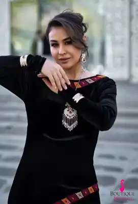 Türkmen fasonlar pombarh fasonlar Fasonlar 2025 fasonlar fason moda modalar Bezen bezen Türkmen fasonlar 2026 Türkmen fasonlar 2025 Türkmen fasonlar 2024 Türkmen fasonlar 2023 turkmenistan türkmenistan turkmen türkmen ashgabat  asgabat aşgabat balkan mary lebap dashoguz dasoguz daşoguz pombarh ponbarhat gulyupek gülýüpek stapel ştapel Gralan Çüýdeşen Abaýa Gadymy Krep Gurultaý 	Keteni Ýüpek Şifon Gipýur Lyon Welwet Atlas Kaşemir Streýç Suzana Ştapel Gülýüpek Pombarh Ýupka Gursakça Aksesuarlar Palto Penjek Okuw eşik Fata Sport eşik Uniforma Nakidka Öýme Şarf kompýuter ýaka ýaglyk Arenda köýnek 2nji el köýnek Taýyn köýnek Matalar Milli lybas milli lybaslar Toý köýnek Toý köýnekler toy koynek toy koynekler gundelik koynekler Gündelik	 
 köýnekler fata koynek Modern taze fason Eskiz koynektm turkmenkoynek türkmenkoynek fason moda moda fasonlar Iş eşik el iş	sada	ýakaly ýakasyz	keşdeli biserli	ýeňli giň nagyşly ýüregi açyk stoýka ýaka ýanly kombinasiýa 	zerli üsti aşak guşakly seçekli gysga ýeňli Panbarhat (Pombarh) Toý köýnek ýakasyz, ýeňli, giň, nagyşly 17-25, 26-35 Gara yaz, tomus, guyz, gysh