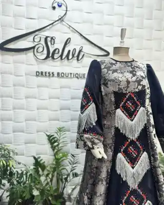 Türkmen fasonlar pombarh fasonlar Fasonlar 2025 fasonlar fason moda modalar Bezen bezen Türkmen fasonlar 2026 Türkmen fasonlar 2025 Türkmen fasonlar 2024 Türkmen fasonlar 2023 turkmenistan türkmenistan turkmen türkmen ashgabat  asgabat aşgabat balkan mary lebap dashoguz dasoguz daşoguz pombarh ponbarhat gulyupek gülýüpek stapel ştapel Gralan Çüýdeşen Abaýa Gadymy Krep Gurultaý 	Keteni Ýüpek Şifon Gipýur Lyon Welwet Atlas Kaşemir Streýç Suzana Ştapel Gülýüpek Pombarh Ýupka Gursakça Aksesuarlar Palto Penjek Okuw eşik Fata Sport eşik Uniforma Nakidka Öýme Şarf kompýuter ýaka ýaglyk Arenda köýnek 2nji el köýnek Taýyn köýnek Matalar Milli lybas milli lybaslar Toý köýnek Toý köýnekler toy koynek toy koynekler gundelik koynekler Gündelik	 
 köýnekler fata koynek Modern taze fason Eskiz koynektm turkmenkoynek türkmenkoynek fason moda moda fasonlar Iş eşik el iş	sada	ýakaly ýakasyz	keşdeli biserli	ýeňli giň nagyşly ýüregi açyk stoýka ýaka ýanly kombinasiýa 	zerli üsti aşak guşakly seçekli gysga ýeňli Toý köýnek el iş, seçekli  Gara, Bežewyý, Goýy-çal